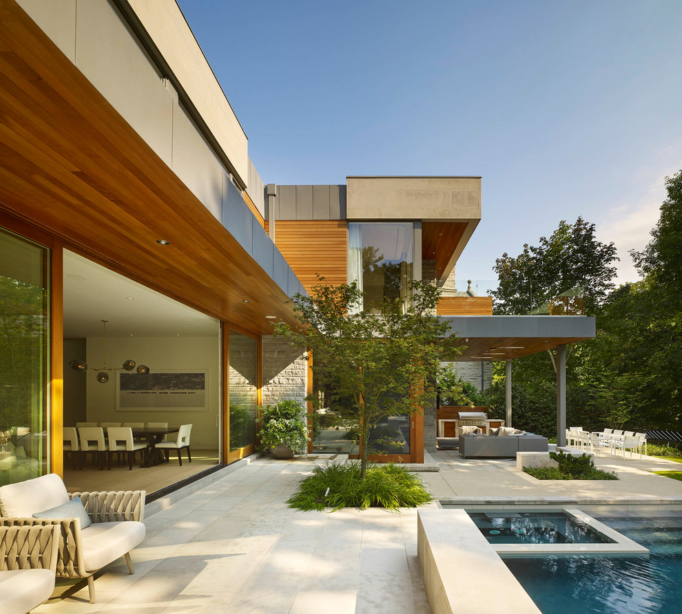 Large contemporary patio in Toronto.