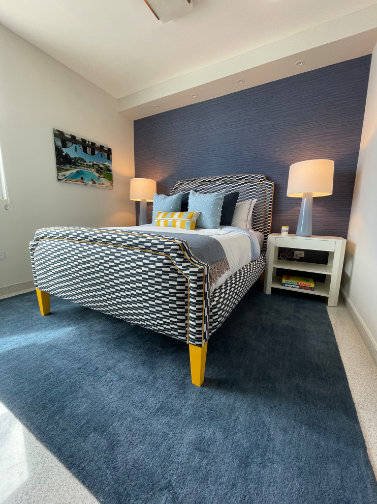 他の地域にある中くらいなコンテンポラリースタイルのおしゃれな客用寝室 (青い壁、テラコッタタイルの床、グレーの床) のインテリア