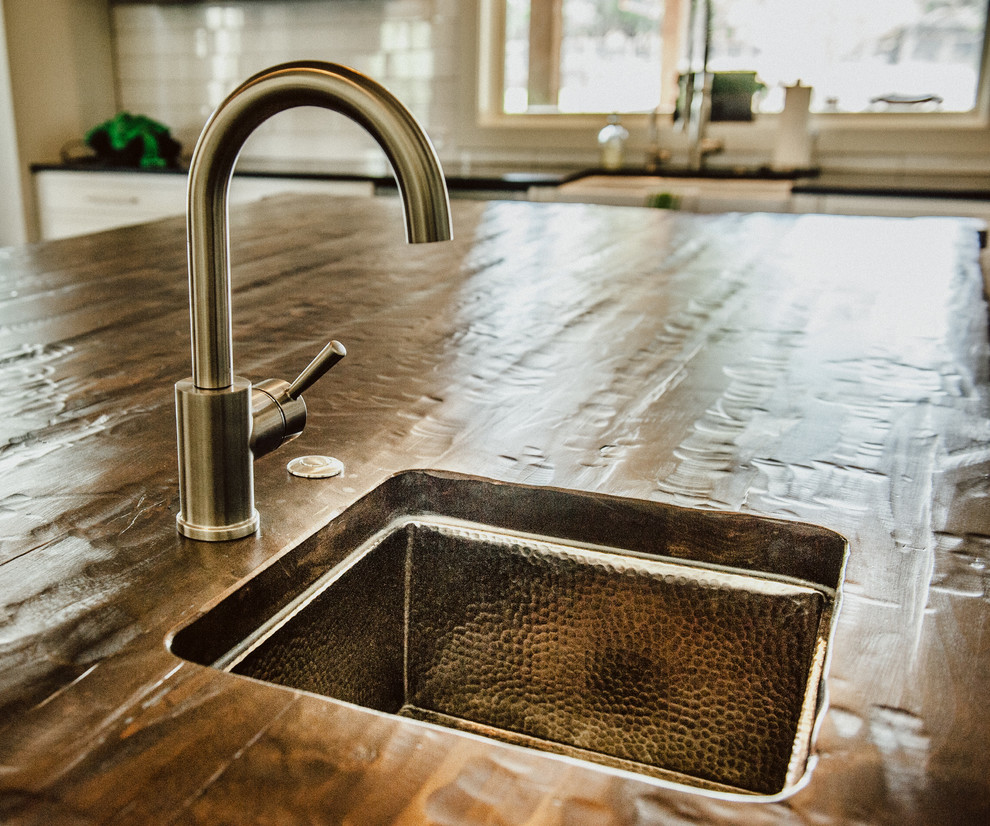 Kitchen - transitional kitchen idea in Austin
