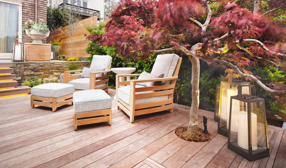 Foto de terraza planta baja retro grande en patio trasero con barandilla de madera