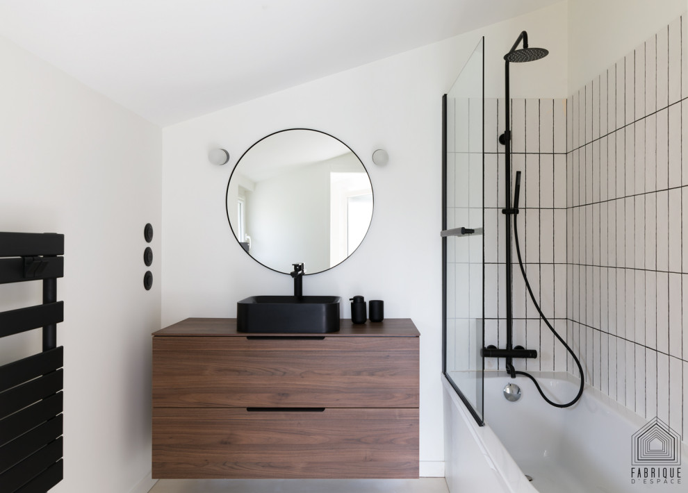 Medium sized contemporary ensuite bathroom in Bordeaux with beaded cabinets, dark wood cabinets, a built-in bath, a wall mounted toilet, white tiles, ceramic tiles, white walls, concrete flooring, a built-in sink, wooden worktops, beige floors, brown worktops and a single sink.