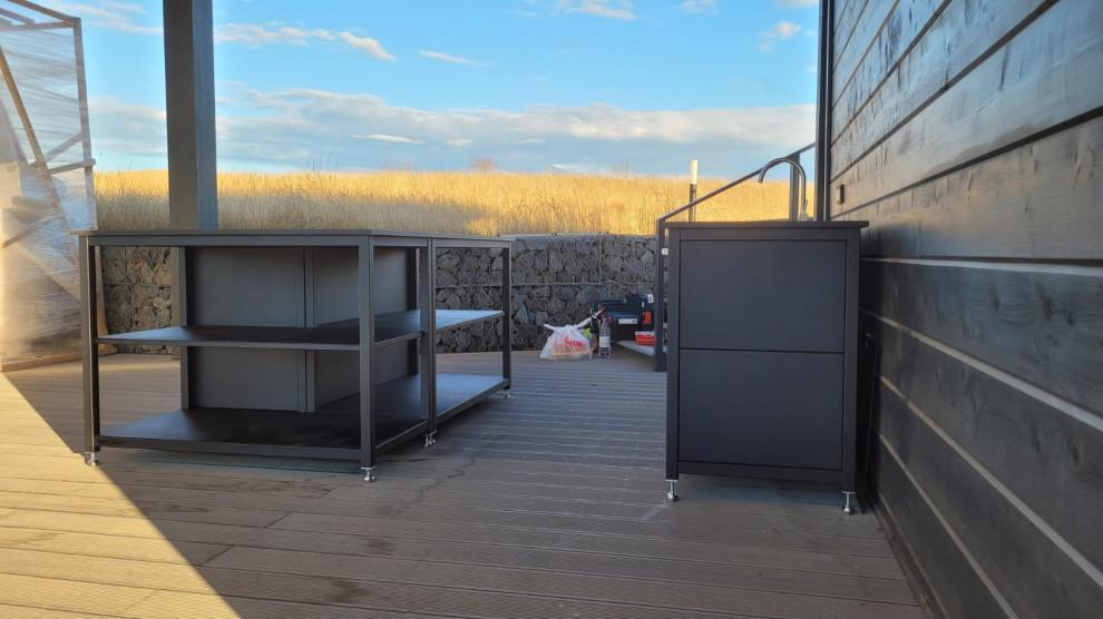 Уличная кухня на террасе у озера