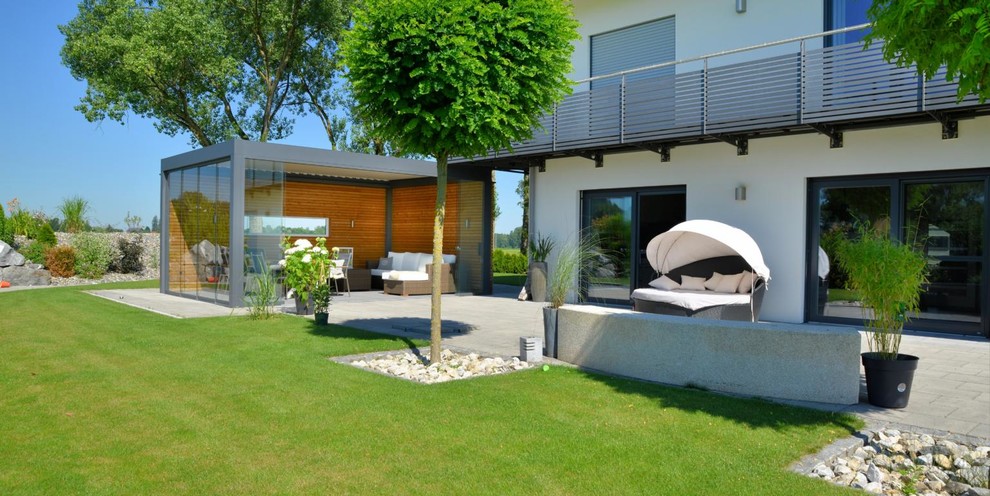 Moderne Terrasse mit Sonnenschutz in Sonstige