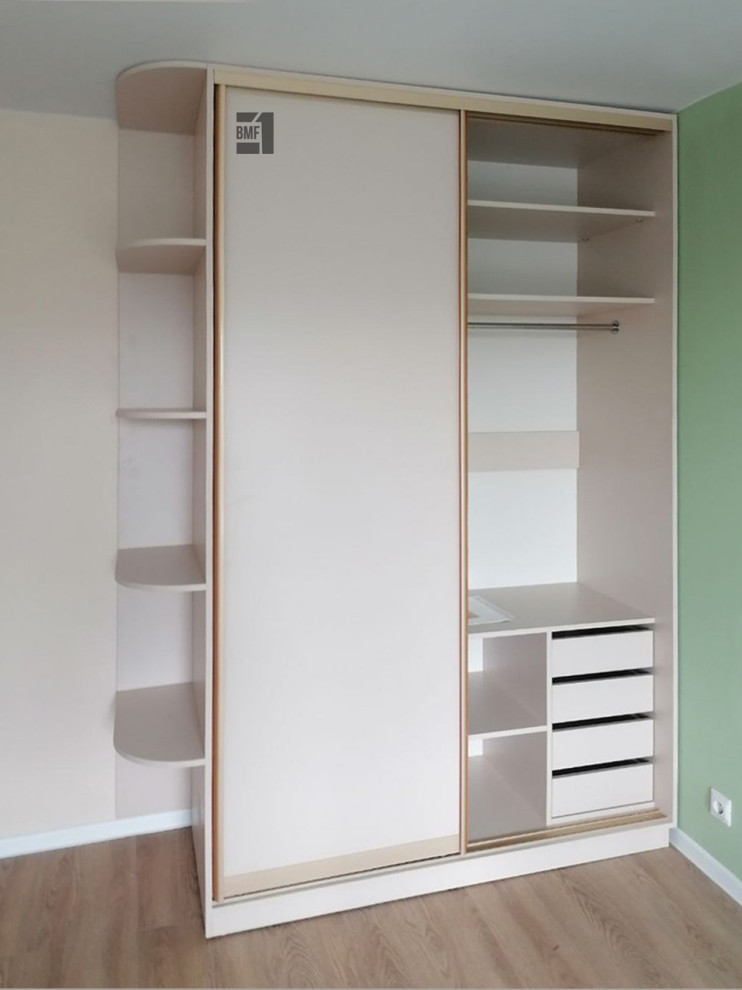 Шкаф с встроенной гладильной доской