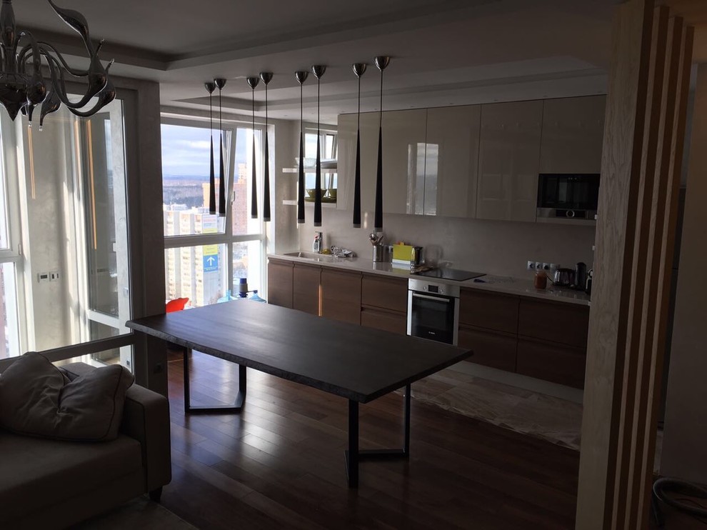 Квадратный стол из слэба серого ясеня