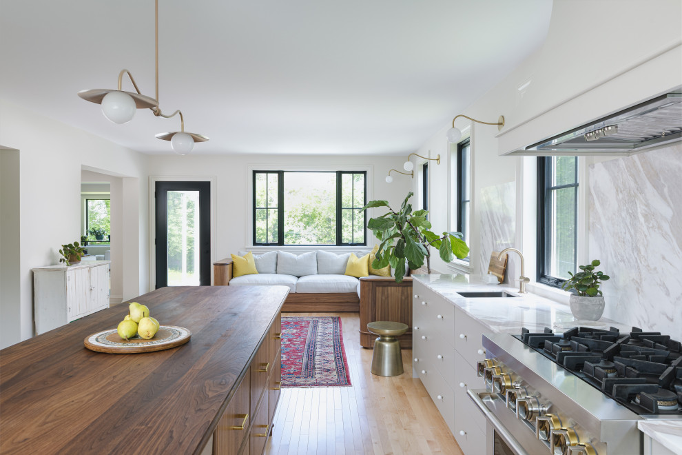 Inspiration for a transitional kitchen remodel in Ottawa