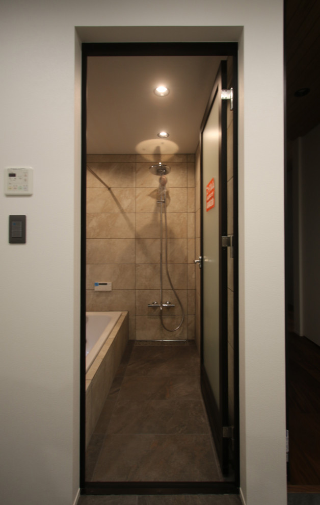 Badezimmer En Suite mit Unterbauwanne, Doppeldusche, beigen Fliesen, Steinfliesen, beiger Wandfarbe, Keramikboden und grauem Boden in Kyoto