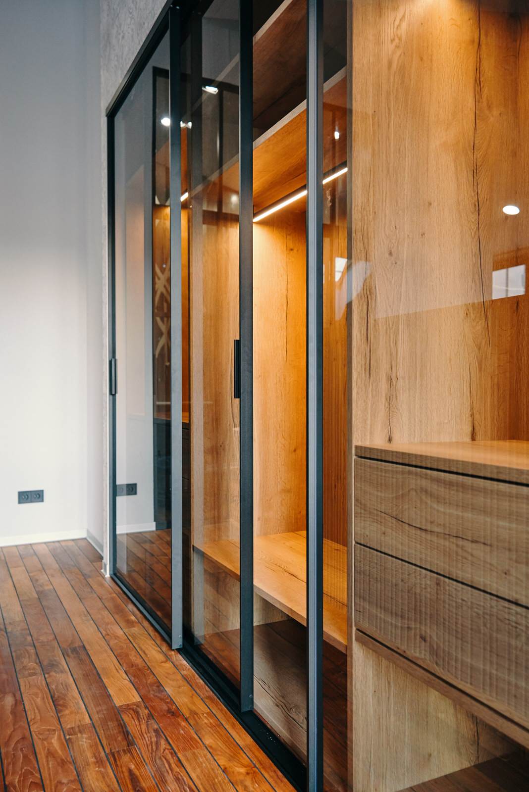 Шкаф-купе raumplus с тонированными дверьми в черном профиле S1200