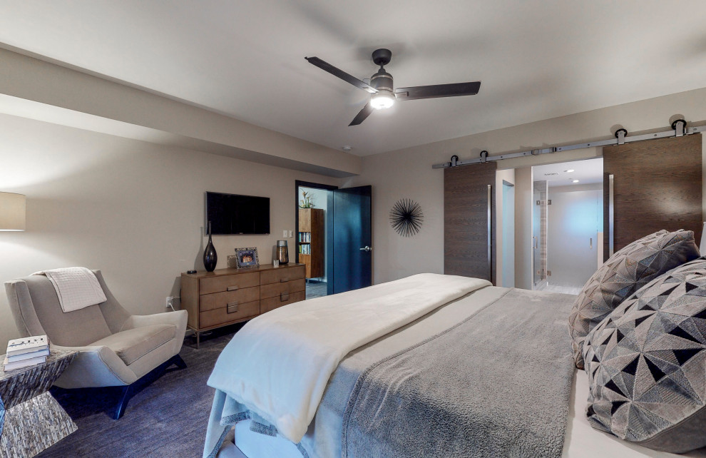 На фото: хозяйская спальня среднего размера в современном стиле с бежевыми стенами, светлым паркетным полом и бежевым полом
