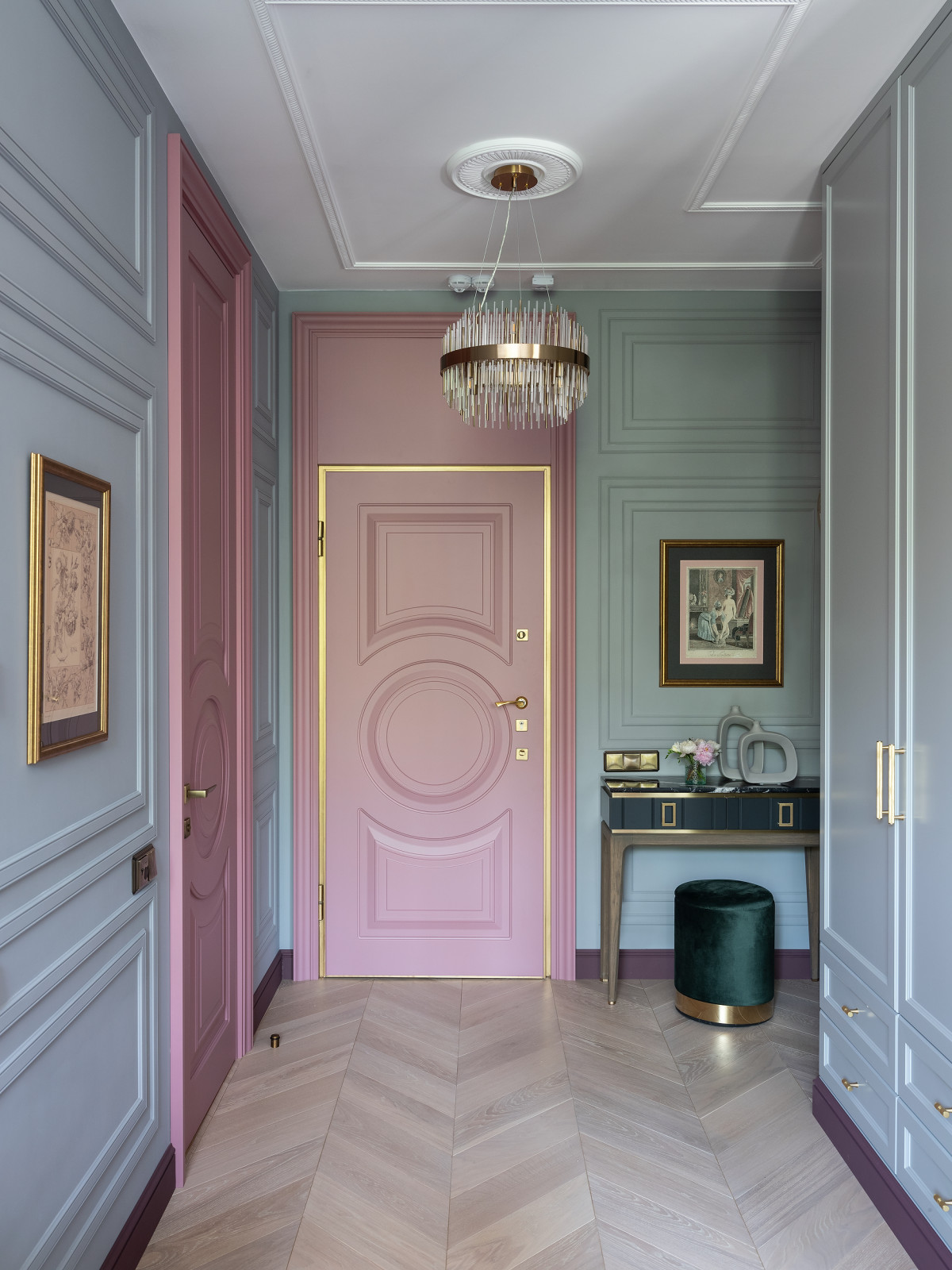 Изящная квартира в стиле неоклассики с гравюрами 18го века