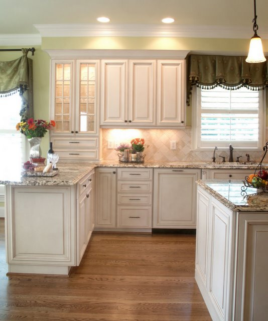 Inspiration for a large traditional kitchen in Raleigh.