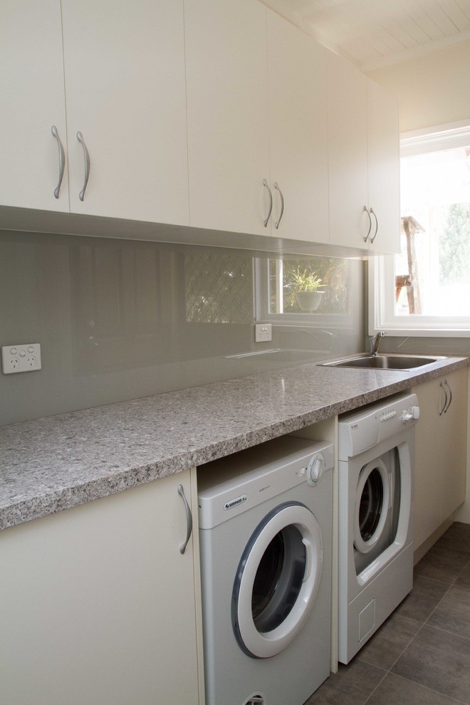 Design ideas for a traditional laundry room in Melbourne.
