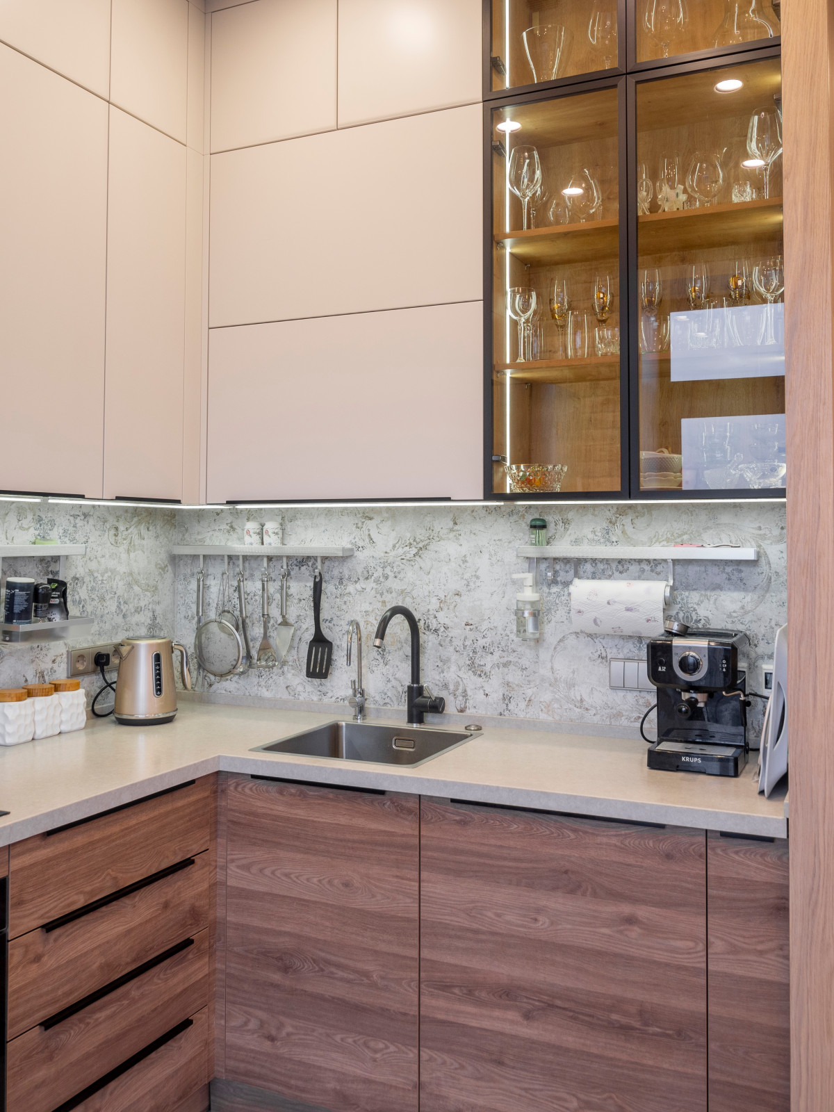 Кухня в минималистичном стиле и оформление ТВ-зоны