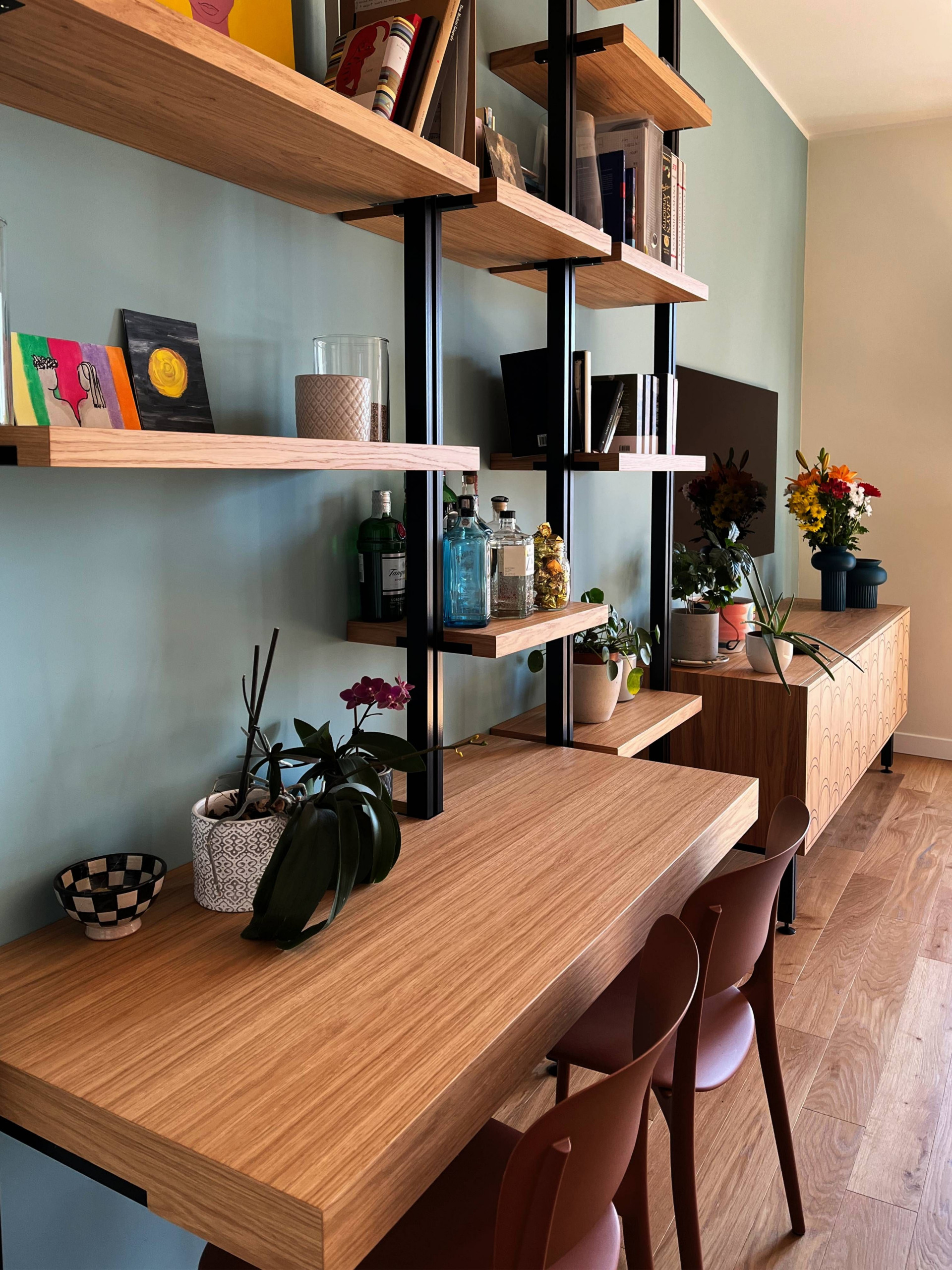 VIA SAVONA | Soggiorno con libreria