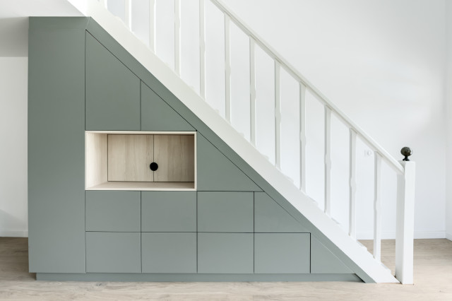 Aménagement sous-escalier : l'installation d'un meuble sur mesure -  Architecture & design