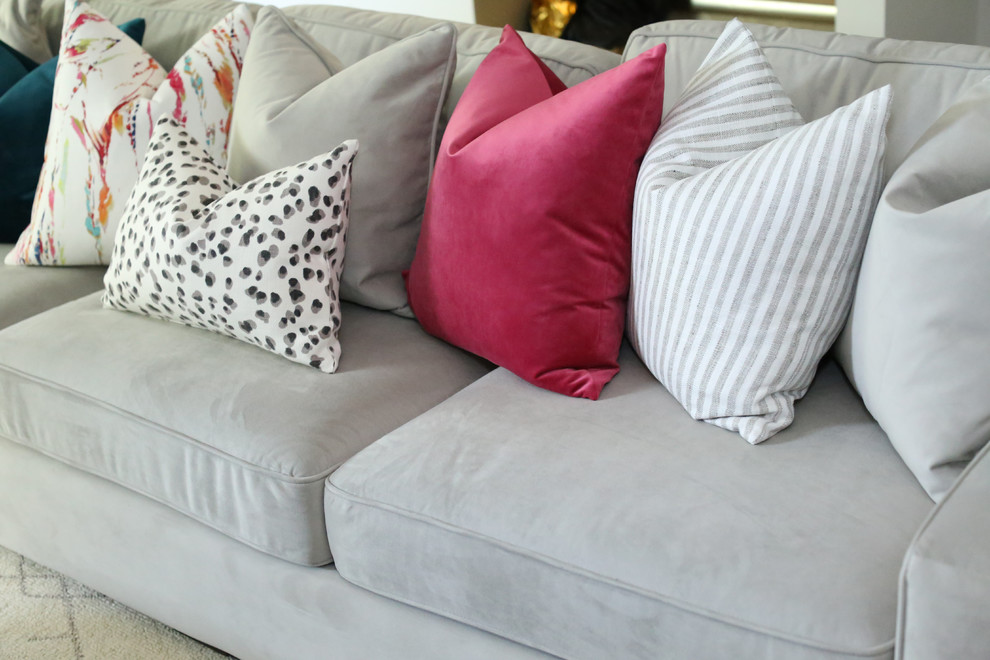 Transitional home design photo in Toronto