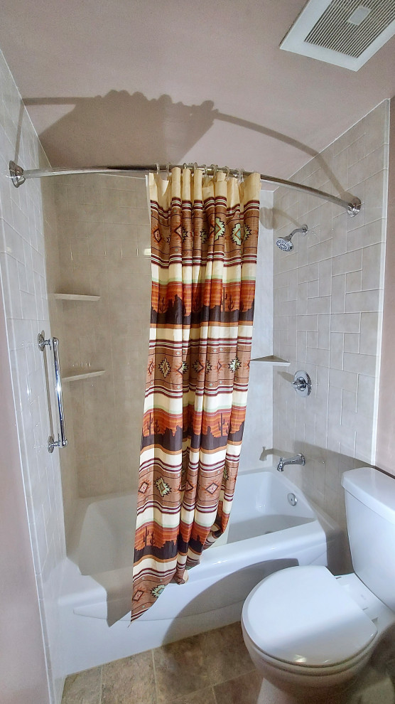 Idee per una stanza da bagno stile americano con vasca ad alcova, doccia alcova e doccia con tenda