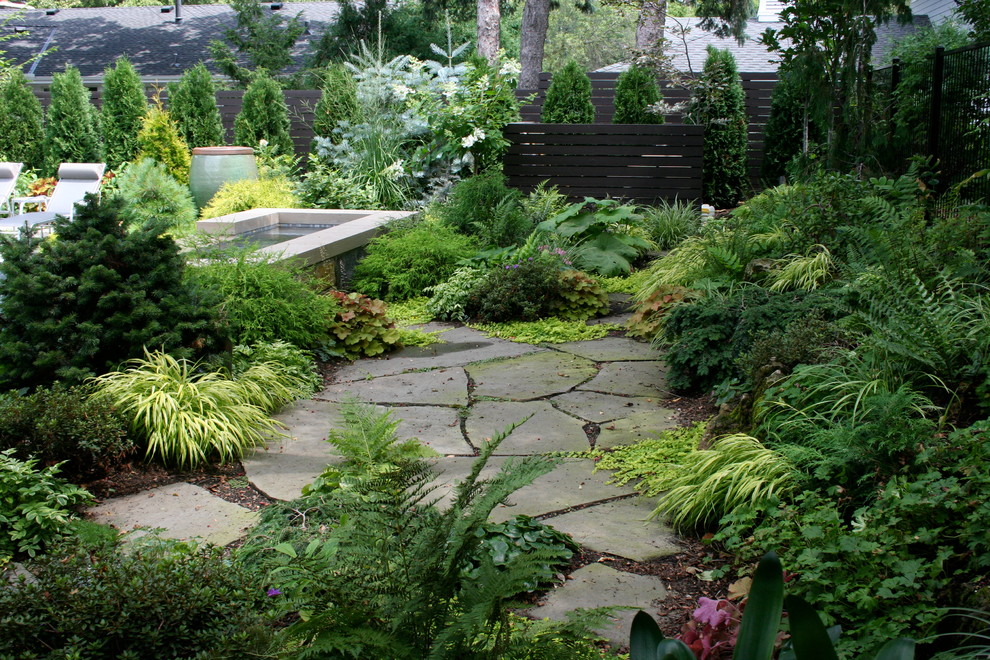 Contemporary garden in Minneapolis with a water feature.