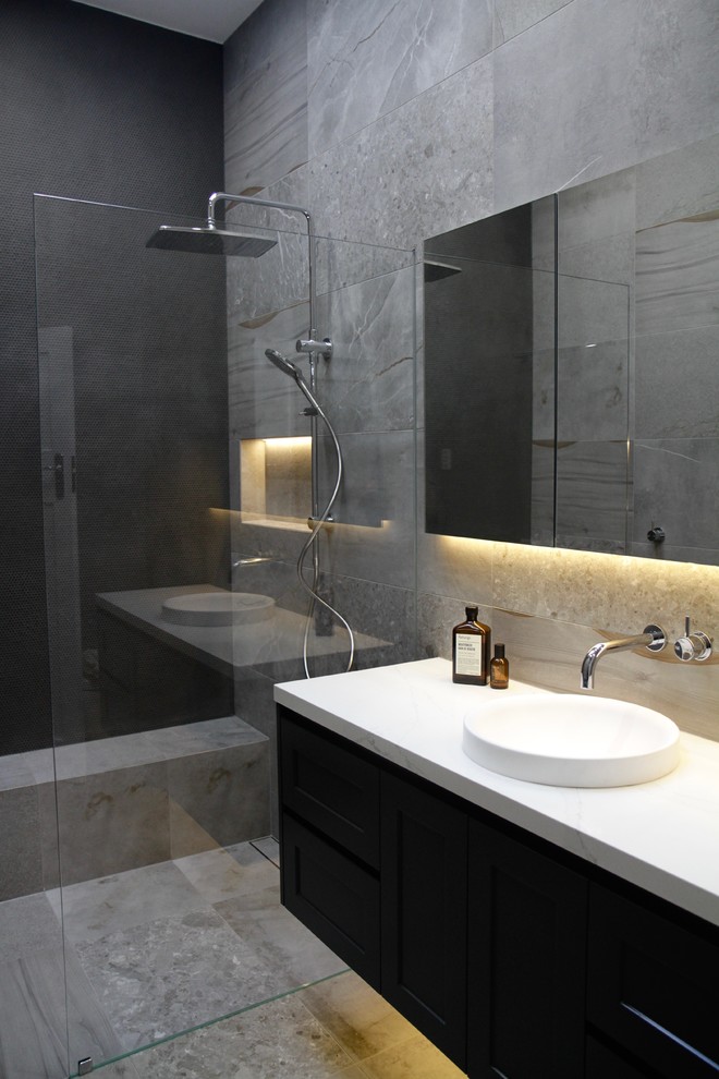 Photo of a contemporary bathroom in Sydney.