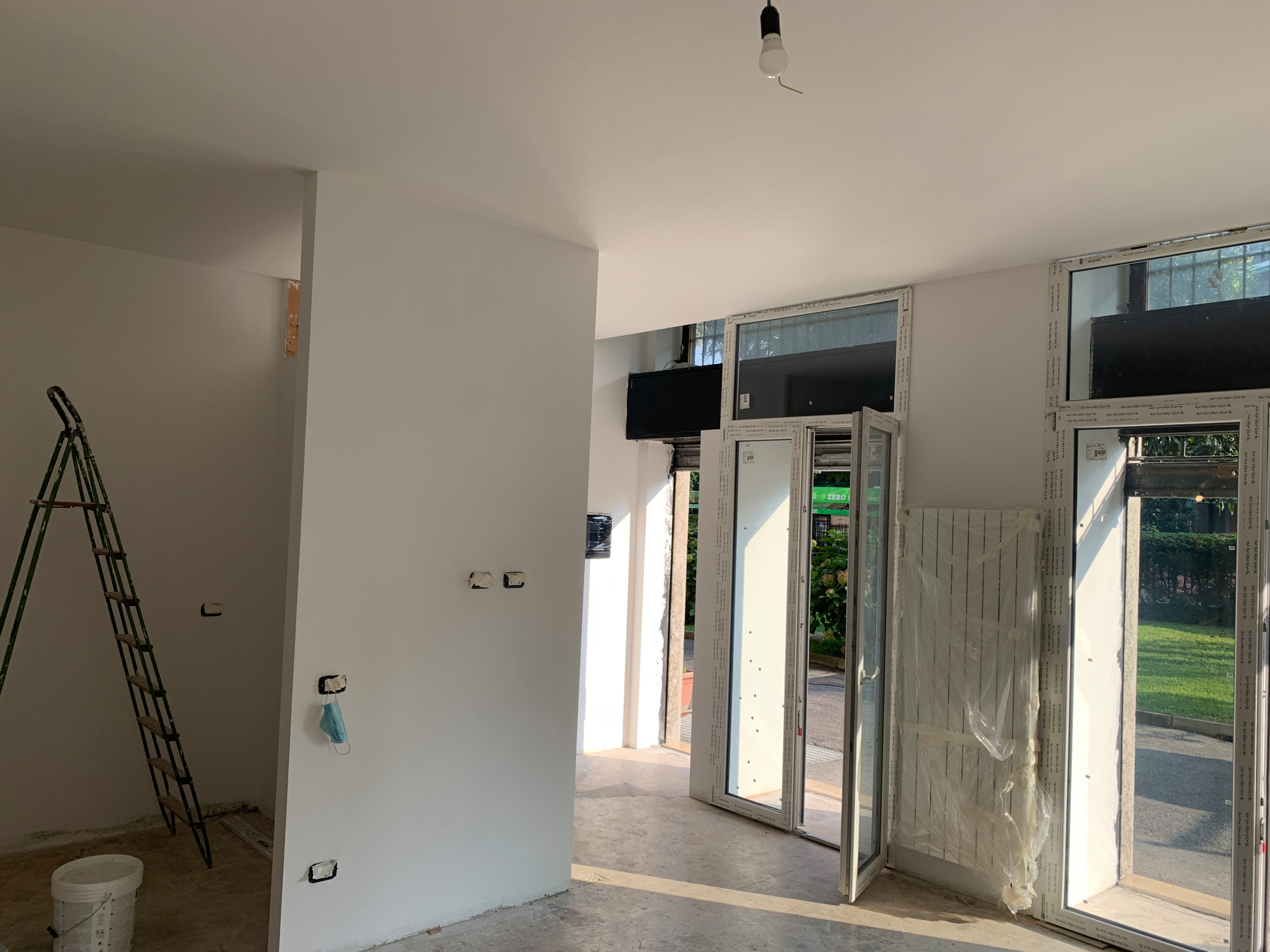 tramezza che separa zona ingresso-living-angolo cottura