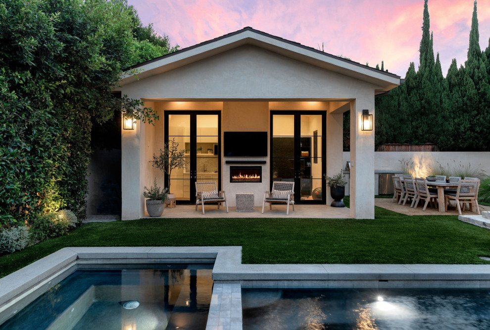 Inspiration for a mid-sized transitional detached granny flat in Los Angeles.