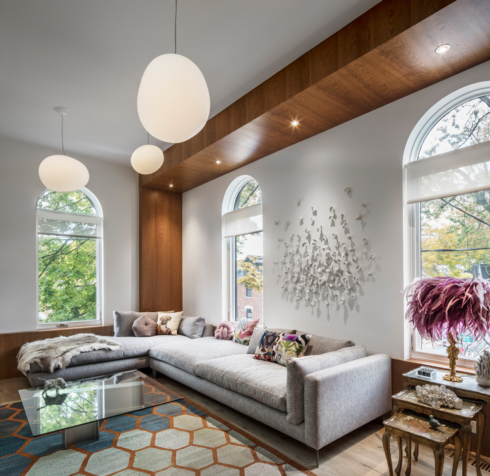Kleines Modernes Wohnzimmer im Loft-Stil mit weißer Wandfarbe und braunem Holzboden in Toronto