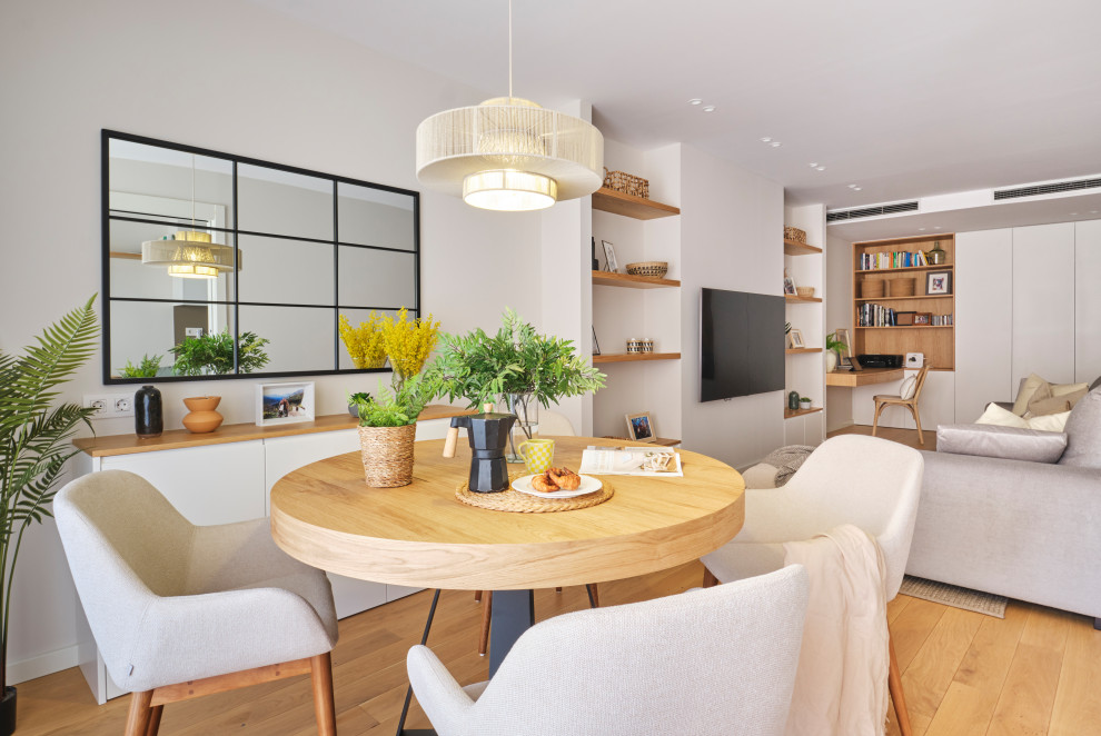 Imagen de comedor escandinavo de tamaño medio abierto con paredes blancas, suelo de madera en tonos medios, suelo marrón y alfombra