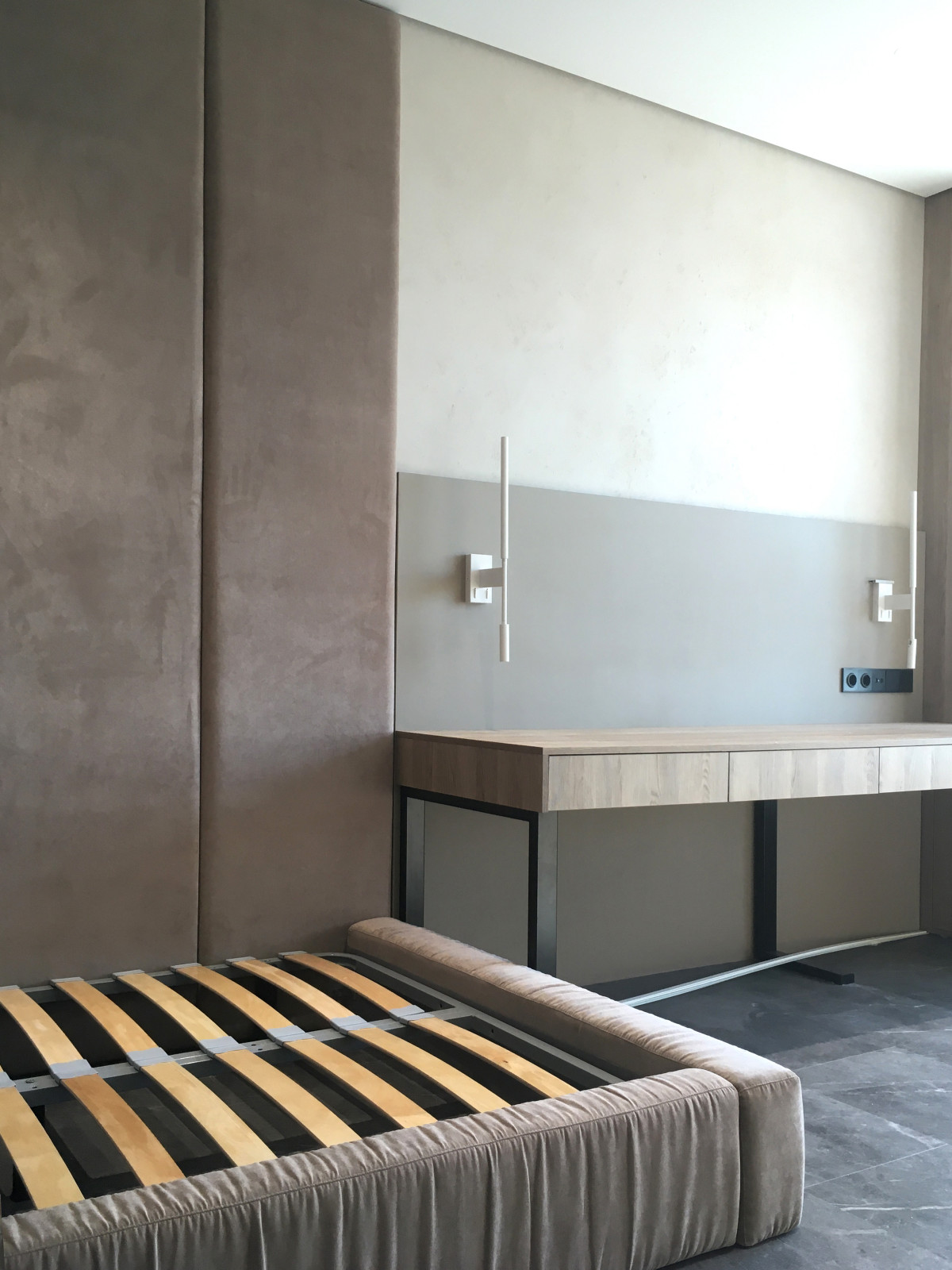 Мягкие стеновые панели с подсветкой и основание кровати с мятыми царгами