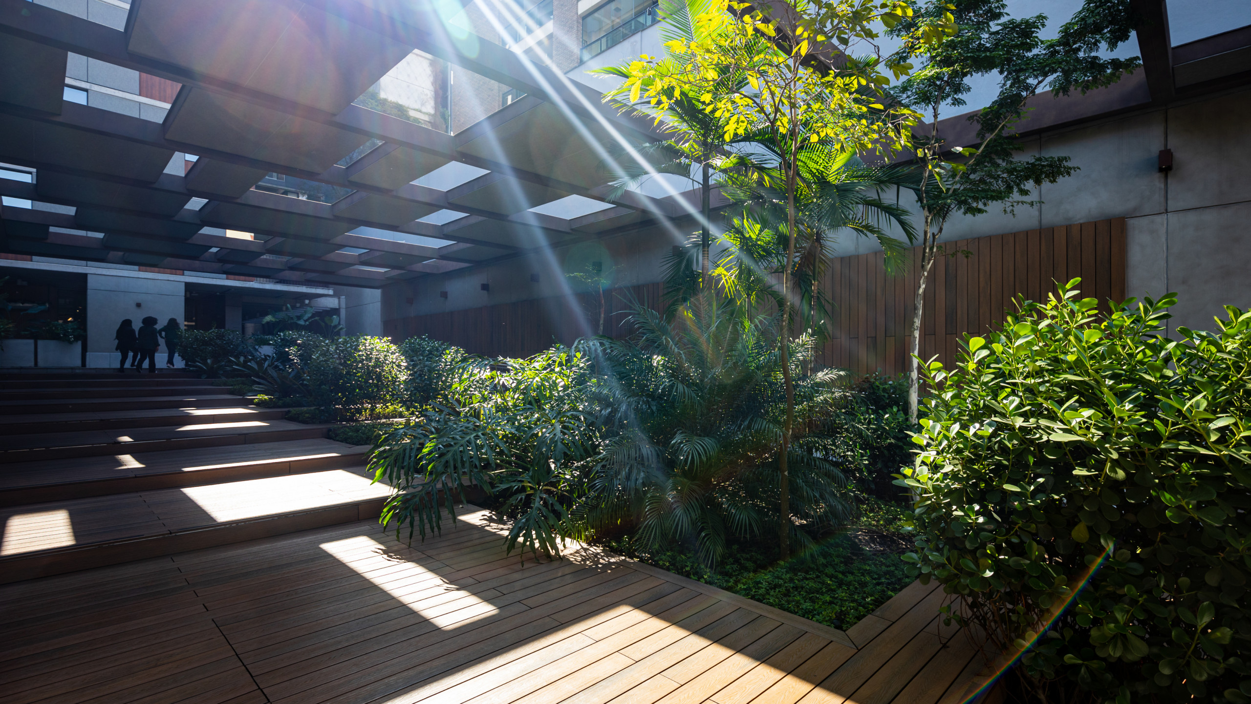 Contemporary Greenhouse-Inspired Living Space in East Grinstead