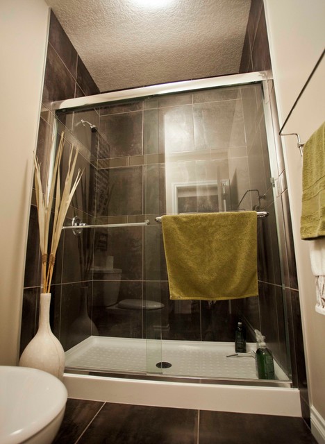 Hebert Basement Development modern-badezimmer