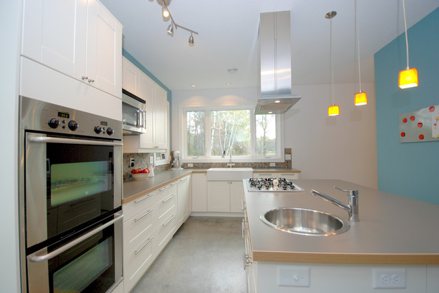 Bright Island Kitchen Design country-kitchen