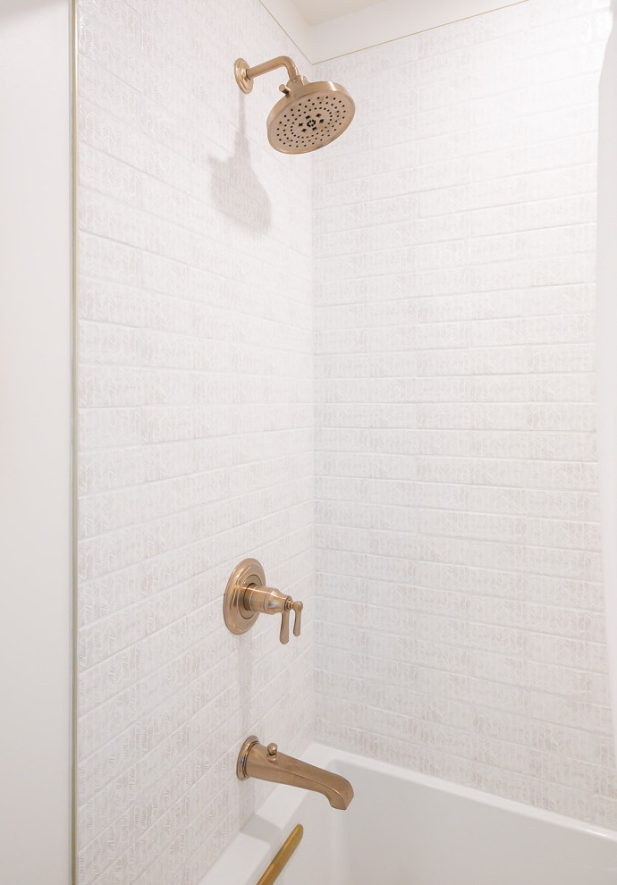 Idéer för ett mellanstort klassiskt vit badrum för barn, med möbel-liknande, gröna skåp, ett badkar i en alkov, en dusch/badkar-kombination, en toalettstol med separat cisternkåpa, vit kakel, vita väggar, marmorgolv, ett nedsänkt handfat, bänkskiva i kvarts, vitt golv och dusch med duschdraperi