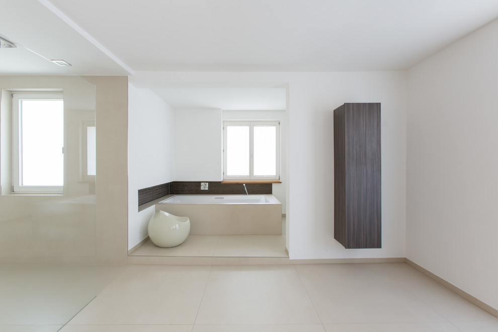 Badezimmer En Suite mit flächenbündigen Schrankfronten, dunklen Holzschränken, beigen Fliesen, weißer Wandfarbe, Unterbauwanne, bodengleicher Dusche und Steinplatten in Stuttgart