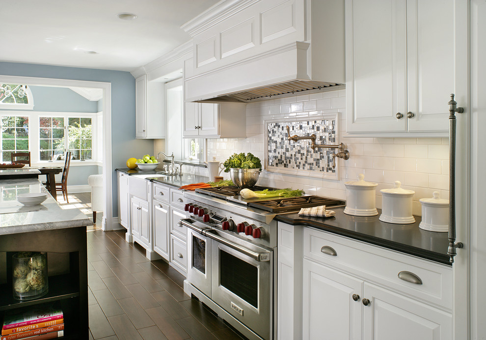 Inspiration for a contemporary kitchen in Huntington with subway tile splashback.