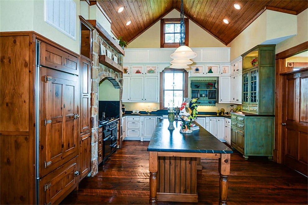This is an example of a country kitchen in Houston.