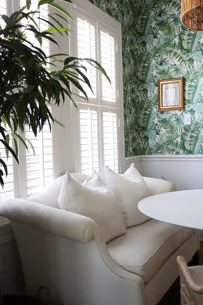 Aménagement d'une salle à manger classique de taille moyenne avec une banquette d'angle, un mur vert, parquet clair et du papier peint.