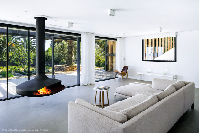 CHEMIN&Eacute;E CENTRALE / CENTRAL FIREPLACE modern-vardagsrum