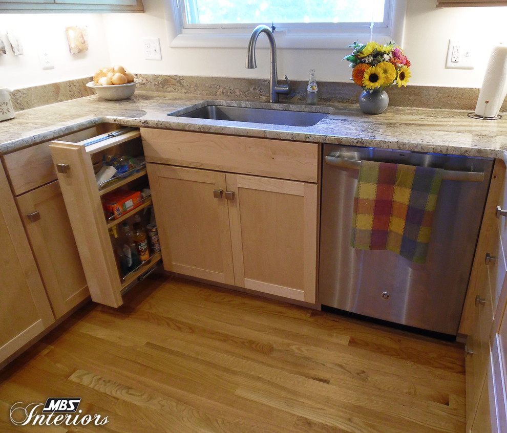 Home design - mid-sized transitional u-shaped light wood floor home design idea in Detroit with an undermount sink, flat-panel cabinets, light wood cabinets, granite countertops, beige backsplash, stainless steel appliances and a peninsula