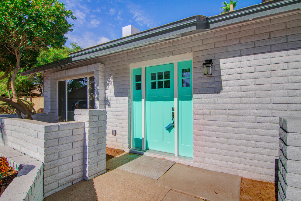 Example of a transitional home design design in Phoenix