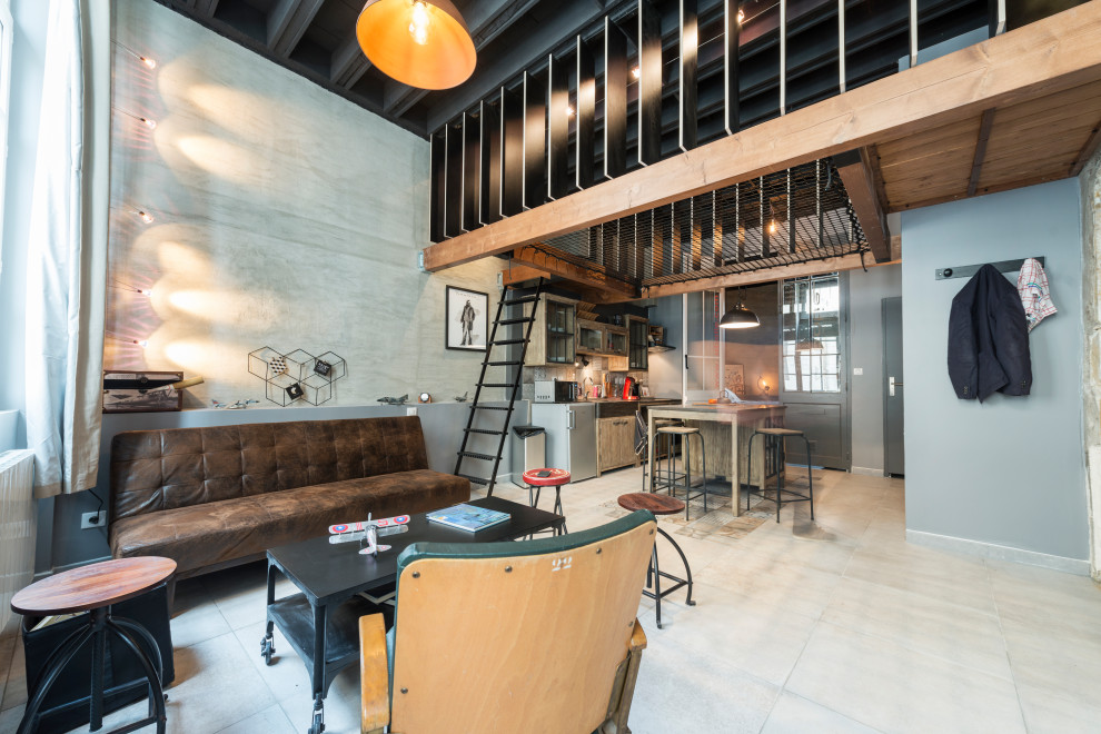 Стильный дизайн: большая двухуровневая гостиная комната в стиле лофт с серыми стенами, полом из керамической плитки и деревянным потолком без телевизора - последний тренд