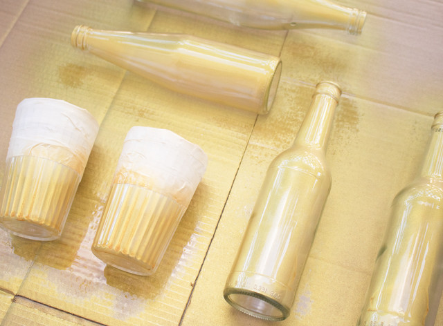 Altes Glas Lackieren Fur Eine Herbstliche Tischdeko In Gold
