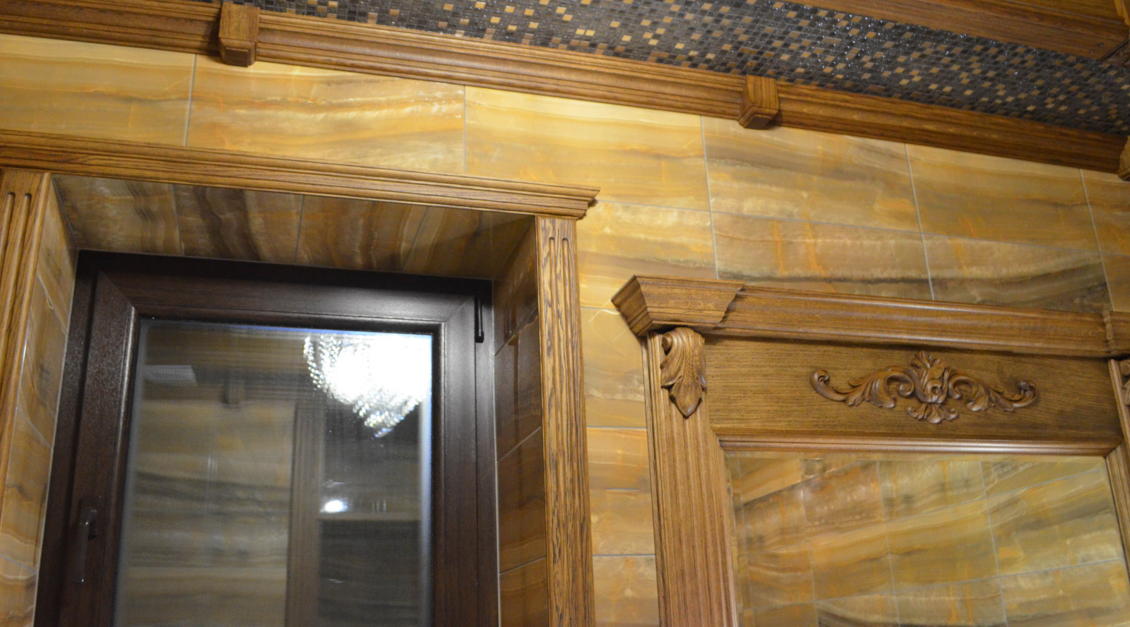 Ванная комната. Потолок, зеркало и тумба под раковину