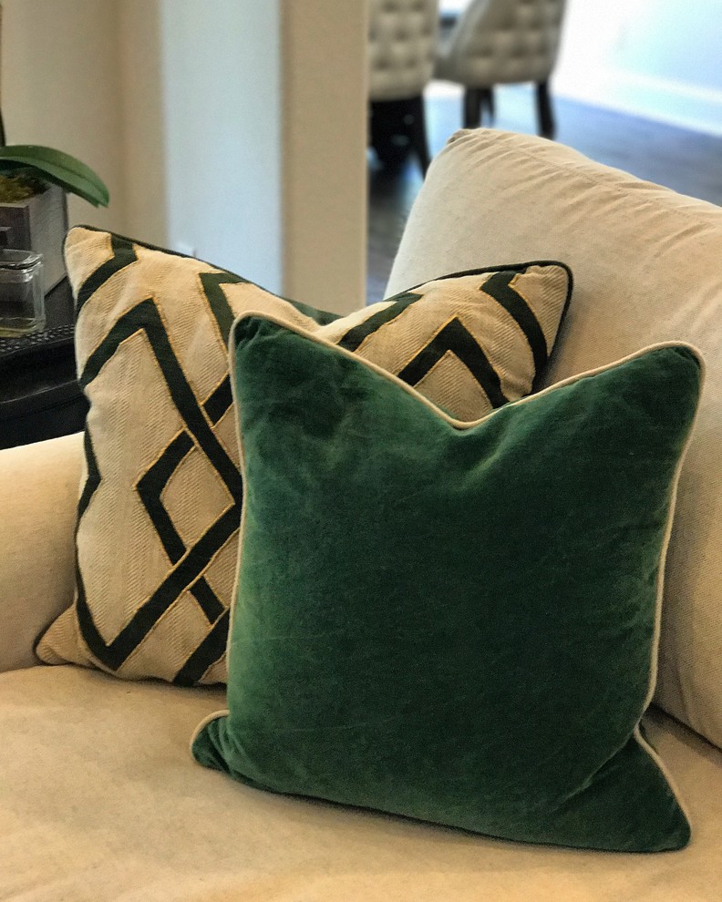 Example of a transitional home design design in Dallas