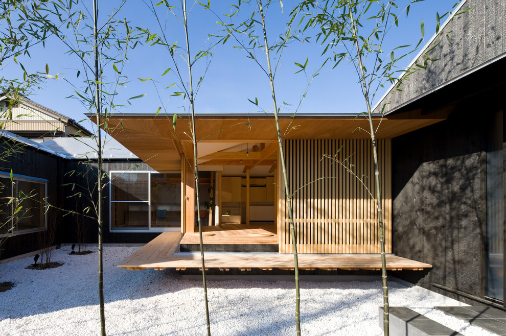 Diseño de terraza asiática en anexo de casas