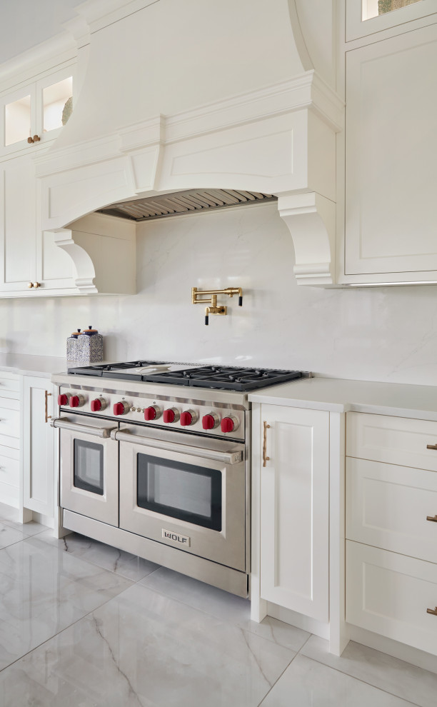 Idéer för ett mellanstort klassiskt vit kök, med en undermonterad diskho, släta luckor, vita skåp, bänkskiva i kvarts, vitt stänkskydd, integrerade vitvaror, klinkergolv i porslin, en köksö och vitt golv