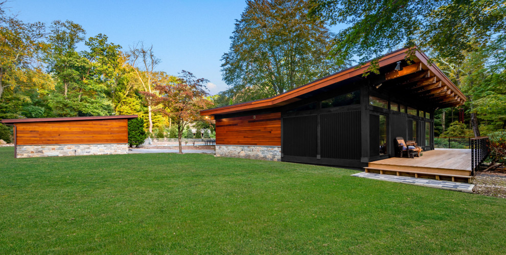Ispirazione per la villa marrone moderna a un piano di medie dimensioni con rivestimento in legno, tetto a farfalla e pannelli sovrapposti