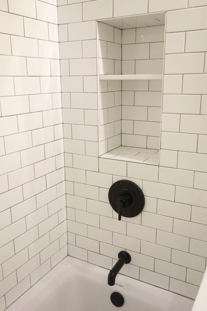 На фото: маленькая главная ванная комната в стиле фьюжн с плоскими фасадами, белыми фасадами, накладной ванной, душем над ванной, раздельным унитазом, белой плиткой, плиткой кабанчик, белыми стенами, полом из керамической плитки, монолитной раковиной, столешницей из искусственного камня, разноцветным полом, шторкой для ванной, белой столешницей, нишей, тумбой под одну раковину и напольной тумбой для на участке и в саду с