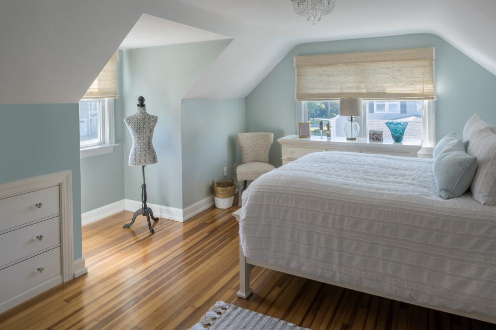 Свежая идея для дизайна: большая гостевая спальня (комната для гостей) в стиле неоклассика (современная классика) с синими стенами, светлым паркетным полом, коричневым полом и сводчатым потолком - отличное фото интерьера