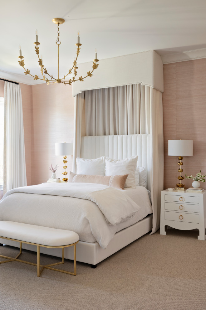 Свежая идея для дизайна: спальня среднего размера в стиле неоклассика (современная классика) с розовыми стенами, ковровым покрытием, бежевым полом и обоями на стенах - отличное фото интерьера