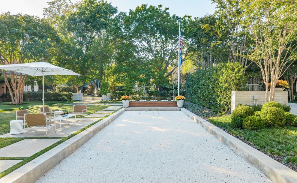 Immagine di un giardino minimalista dietro casa con pavimentazioni in cemento